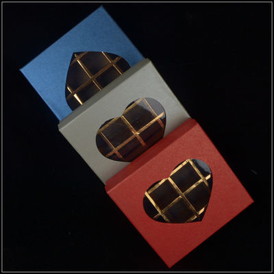 Kartonschachtel mit Boden und Deckel, Valentinstags-Schokoladenbox mit Plastikfenster.