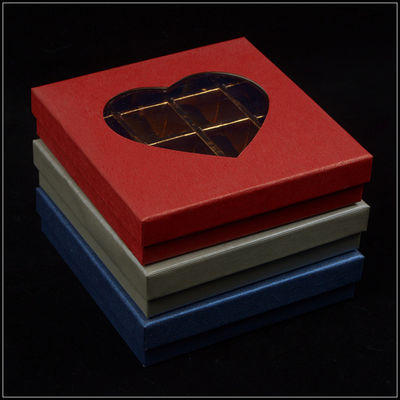 Kartonschachtel mit Boden und Deckel, Valentinstags-Schokoladenbox mit Plastikfenster.