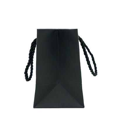 Schwarze Einzelhandelsbeutel mit recyceltem Material mit Logo Goldfolie