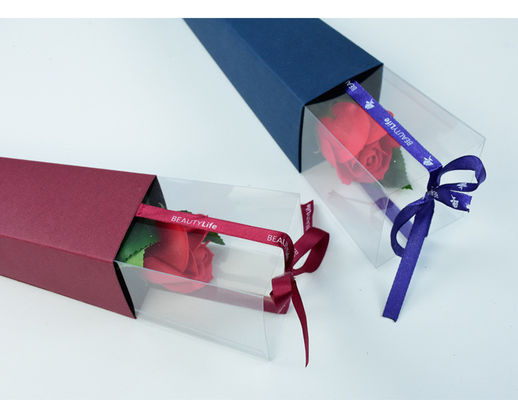 Schön gestaltete einzelne Rosenschachtel mit unterschiedlicher Farbe und Band für den Valentinstag
