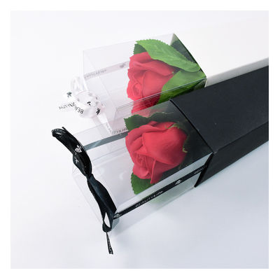 Schön gestaltete einzelne Rosenschachtel mit unterschiedlicher Farbe und Band für den Valentinstag